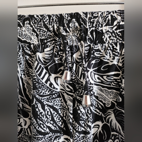 Love Wish - Black and White Leaf Print Pants - (2XL) - Picture 4 of 5